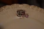 Starožitná porcelánová dezertní souprava PULS Ostrov s růžemi a monogramem.