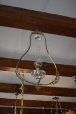 Starožitná secesní petrolejová lampa s prořezávaným mosazným rámem z okolo roku 1900.