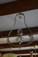 Starožitná secesní petrolejová lampa s prořezávaným mosazným rámem z okolo roku 1900.