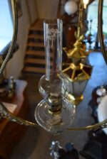 Starožitná secesní petrolejová lampa s prořezávaným mosazným rámem z okolo roku 1900.