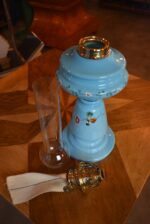 Starožitná petrolejová lampa z modrého skla s ručně malovanými emailovými květy.