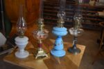 Starožitná petrolejová lampa z modrého skla s ručně malovanými emailovými květy.