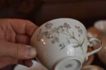 Starožitný porcelánový servis K & A Krautheim Selb pro 10 osob s lučními květinkami.