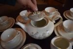 Starožitný porcelánový servis K & A Krautheim Selb pro 10 osob s lučními květinkami.