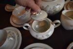 Starožitný porcelánový servis K & A Krautheim Selb pro 10 osob s lučními květinkami.