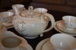 Starožitný porcelánový servis K & A Krautheim Selb pro 10 osob s lučními květinkami.