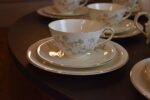 Starožitný porcelánový servis K & A Krautheim Selb pro 10 osob s lučními květinkami.