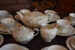 Starožitný porcelánový servis K & A Krautheim Selb pro 10 osob s lučními květinkami.
