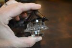 Starožitný kalamář Black Forest s řezbou dvojice tetřívků a skleněnými nádobkami.