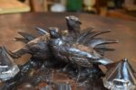 Starožitný kalamář Black Forest s řezbou dvojice tetřívků a skleněnými nádobkami.