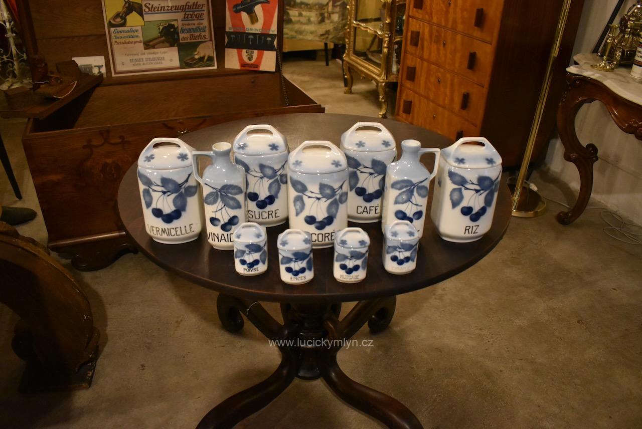 Velmi vyhledávaná starožitná porcelánová sada teplických kuchyňských dóz a kořenek s modrými třešněmi vzácně opatřená francouzskými nápisy pro vývoz Starožitná sada teplických porcelánových kořenek s modrými třešněmi a francouzskými nápisy.