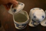 Starožitná sada teplických porcelánových kořenek s modrými třešněmi a francouzskými nápisy.