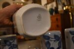 Starožitná sada teplických porcelánových kořenek s modrými třešněmi a francouzskými nápisy.