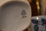 Starožitná sada teplických porcelánových kořenek s modrými třešněmi a francouzskými nápisy.