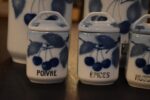 Starožitná sada teplických porcelánových kořenek s modrými třešněmi a francouzskými nápisy.