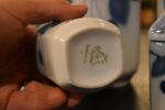 Starožitná sada teplických porcelánových kořenek s modrými třešněmi a francouzskými nápisy.
