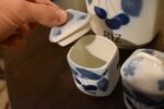 Starožitná sada teplických porcelánových kořenek s modrými třešněmi a francouzskými nápisy.