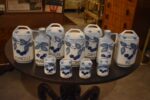 Starožitná sada teplických porcelánových kořenek s modrými třešněmi a francouzskými nápisy.