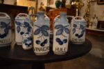 Starožitná sada teplických porcelánových kořenek s modrými třešněmi a francouzskými nápisy.