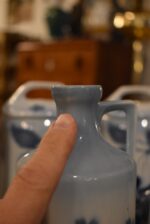 Starožitná sada teplických porcelánových kořenek s modrými třešněmi a francouzskými nápisy.