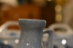 Starožitná sada teplických porcelánových kořenek s modrými třešněmi a francouzskými nápisy.