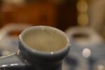 Starožitná sada teplických porcelánových kořenek s modrými třešněmi a francouzskými nápisy.