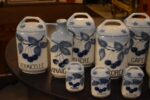 Starožitná sada teplických porcelánových kořenek s modrými třešněmi a francouzskými nápisy.
