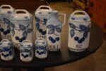 Starožitná sada teplických porcelánových kořenek s modrými třešněmi a francouzskými nápisy.