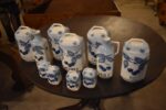 Starožitná sada teplických porcelánových kořenek s modrými třešněmi a francouzskými nápisy.