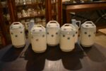 Starožitná sada teplických porcelánových kořenek s modrými třešněmi a francouzskými nápisy.