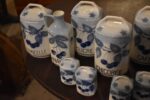 Starožitná sada teplických porcelánových kořenek s modrými třešněmi a francouzskými nápisy.