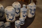 Starožitná sada teplických porcelánových kořenek s modrými třešněmi a francouzskými nápisy.