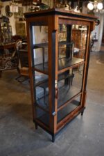 Starožitný biedermeierovský třešňový skleník z období do roku 1830.