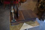 Středně velká a poměrně nízká starožitná obchodní či trhová váha z poč. 20. stol. určená k vážení objemnějšího zboží např. ovocných či zemědělských pytlovaných produktů