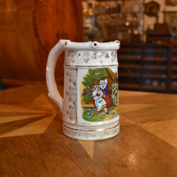 Starožitný žertovný porcelánový půllitr s výjevem z Prodané nevěsty a prolamovaným okrajem.