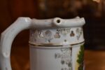 Starožitný žertovný porcelánový půllitr s výjevem z Prodané nevěsty a prolamovaným okrajem.