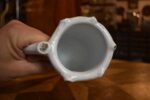 Starožitný žertovný porcelánový půllitr s výjevem z Prodané nevěsty a prolamovaným okrajem.