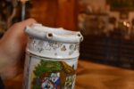 Starožitný žertovný porcelánový půllitr s výjevem z Prodané nevěsty a prolamovaným okrajem.