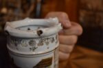 Starožitný žertovný porcelánový půllitr s výjevem z Prodané nevěsty a prolamovaným okrajem.
