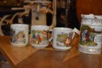 Starožitný žertovný porcelánový půllitr s výjevem z Prodané nevěsty a prolamovaným okrajem.