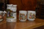 Starožitný žertovný porcelánový půllitr s výjevem z Prodané nevěsty a prolamovaným okrajem.
