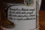 Starožitný žertovný porcelánový půllitr s výjevem z Prodané nevěsty a prolamovaným okrajem.
