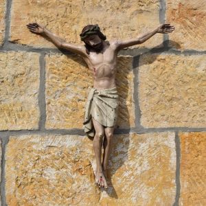 Středně větší a kvalitnější starožitná dřevořezba – Kristus