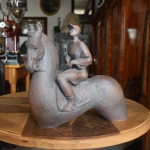 Větší starožitná soška z tmavohnědé keramiky Žokej na koni